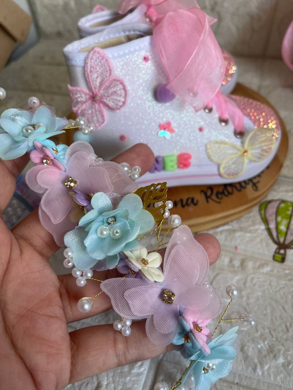 Sapatinho de bebê com laço rosa e borboletas