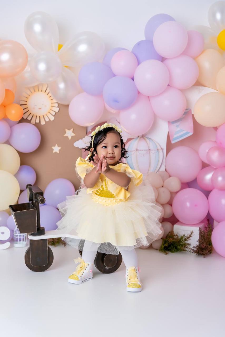 Sapatinho de bebê com flores e pérolas